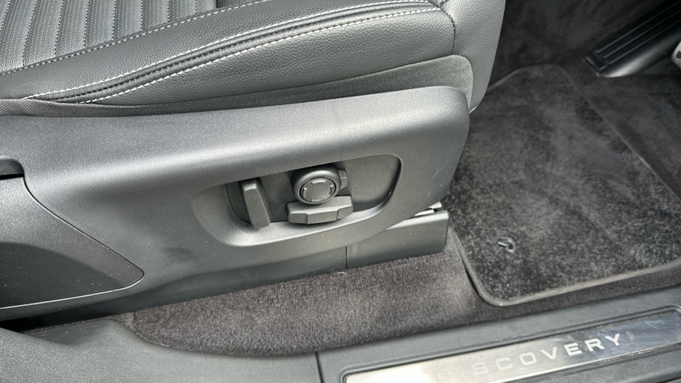 Land Rover Discovery 3.0 D350 Dynamic SE 5dr Auto Diesel Station Wagon - Image 42