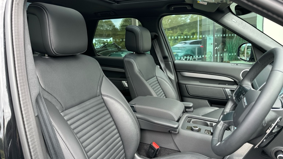 Land Rover Discovery 3.0 D350 Dynamic SE 5dr Auto Diesel Station Wagon - Image 44
