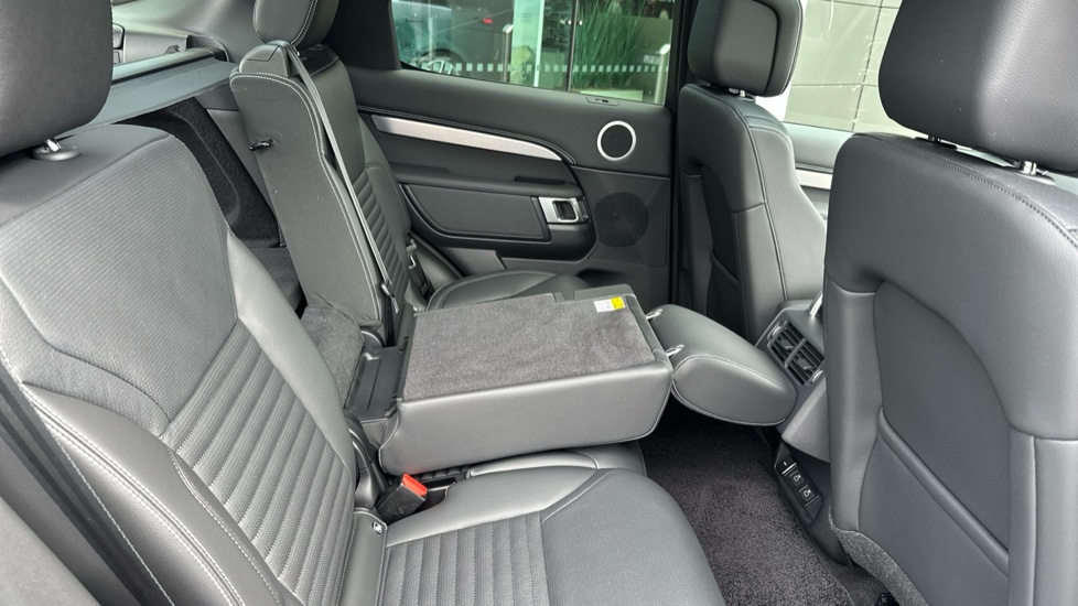 Land Rover Discovery 3.0 D350 Dynamic SE 5dr Auto Diesel Station Wagon - Image 50