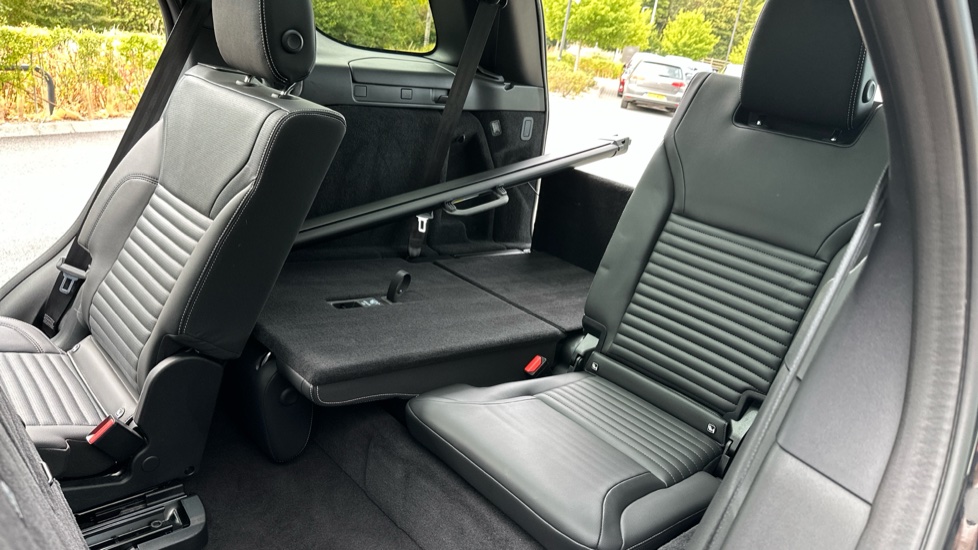 Land Rover Discovery 3.0 D350 Dynamic SE 5dr Auto Diesel Station Wagon - Image 57