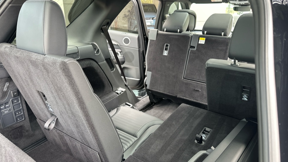 Land Rover Discovery 3.0 D350 Dynamic SE 5dr Auto Diesel Station Wagon - Image 59