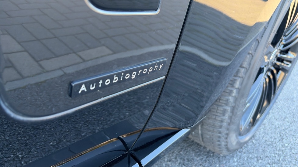 Land Rover Range Rover 4.4 P530 V8 Autobiography 4dr Auto Petrol Estate - Image 23