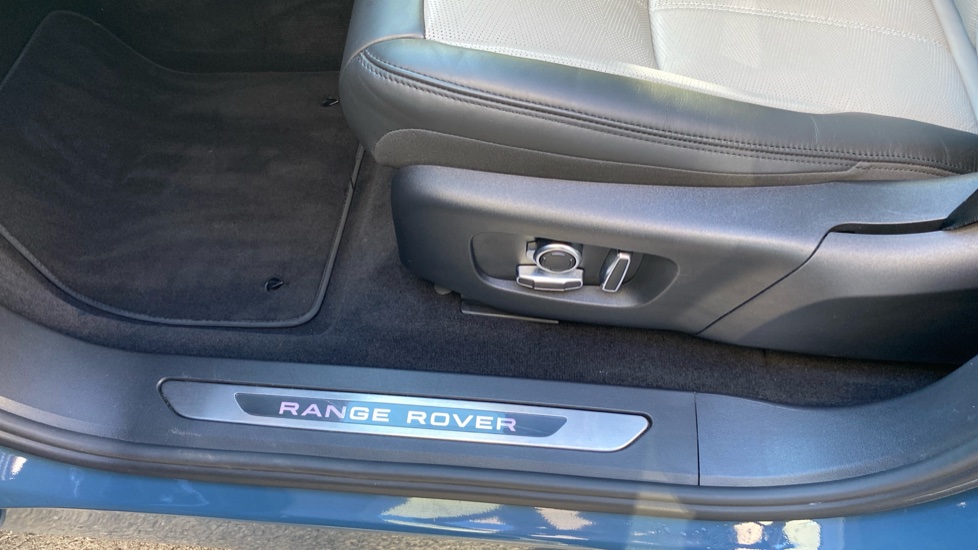 Land Rover Range Rover Evoque 2.0 P250 Autobiography 5dr Auto Petrol Hatchback - Image 30