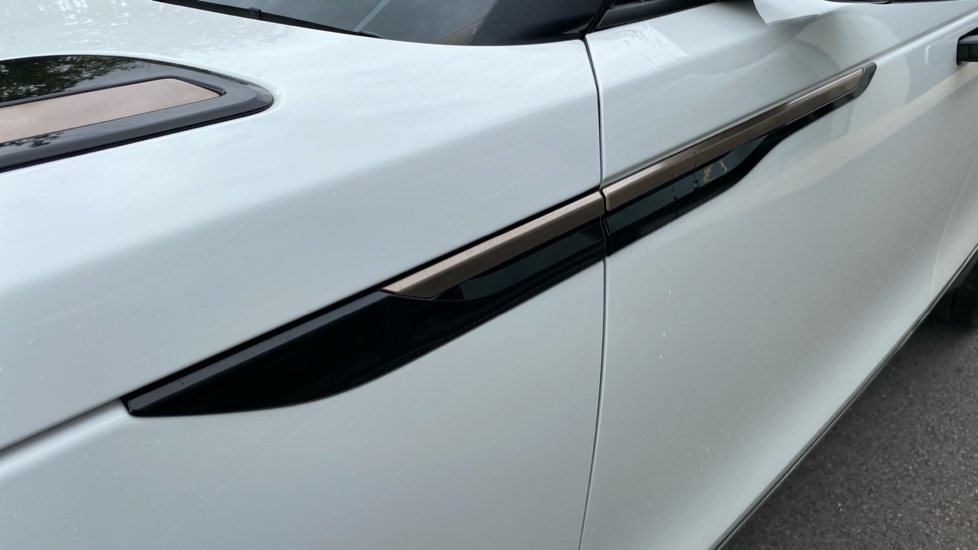 Land Rover Range Rover Velar 2.0 D180 R-Dynamic HSE 5dr Auto Diesel Estate - Image 32