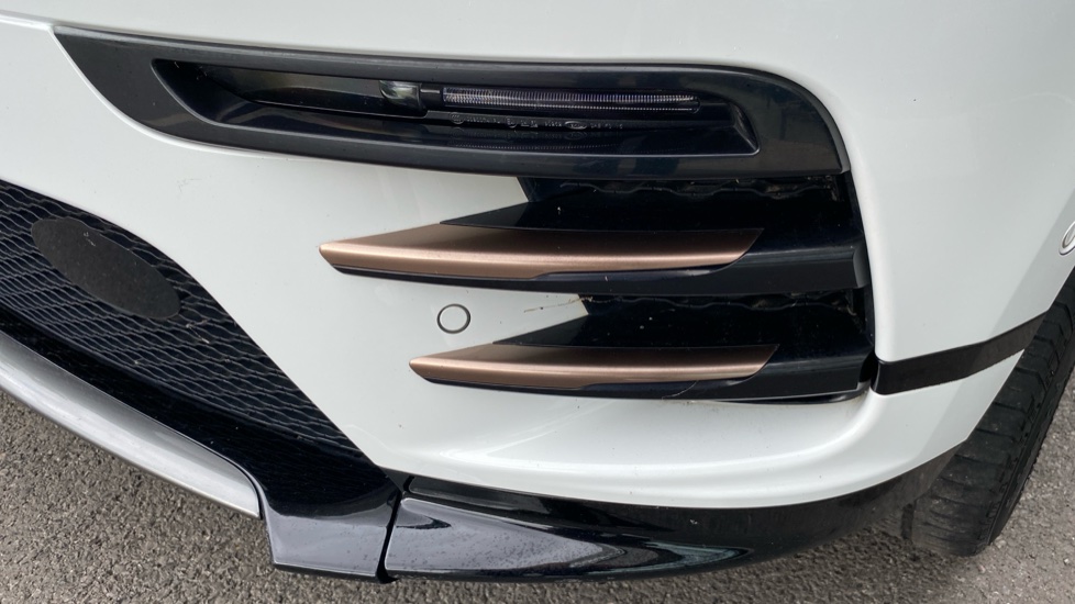Land Rover Range Rover Velar 2.0 D180 R-Dynamic HSE 5dr Auto Diesel Estate - Image 33
