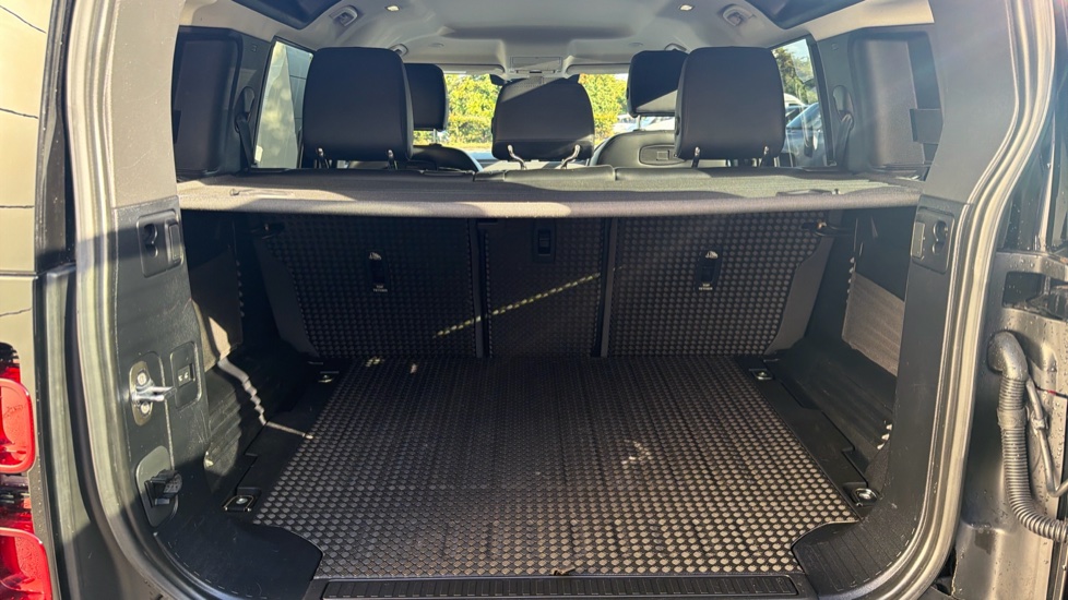 Land Rover Defender 3.0 D250 SE 110 5dr Auto Diesel Estate - Image 10