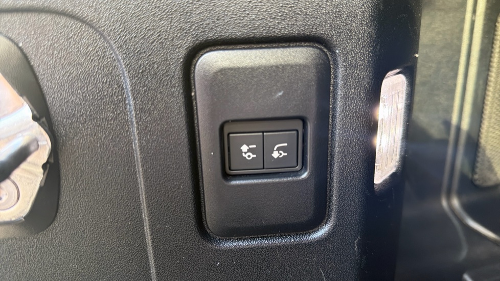 Land Rover Defender 3.0 D250 SE 110 5dr Auto Diesel Estate - Image 20