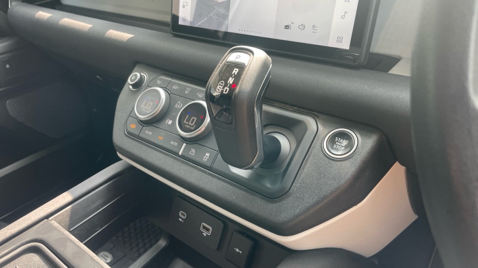 Land Rover Defender 90 Diesel 3.0 D200 Hard Top Auto - Image 13