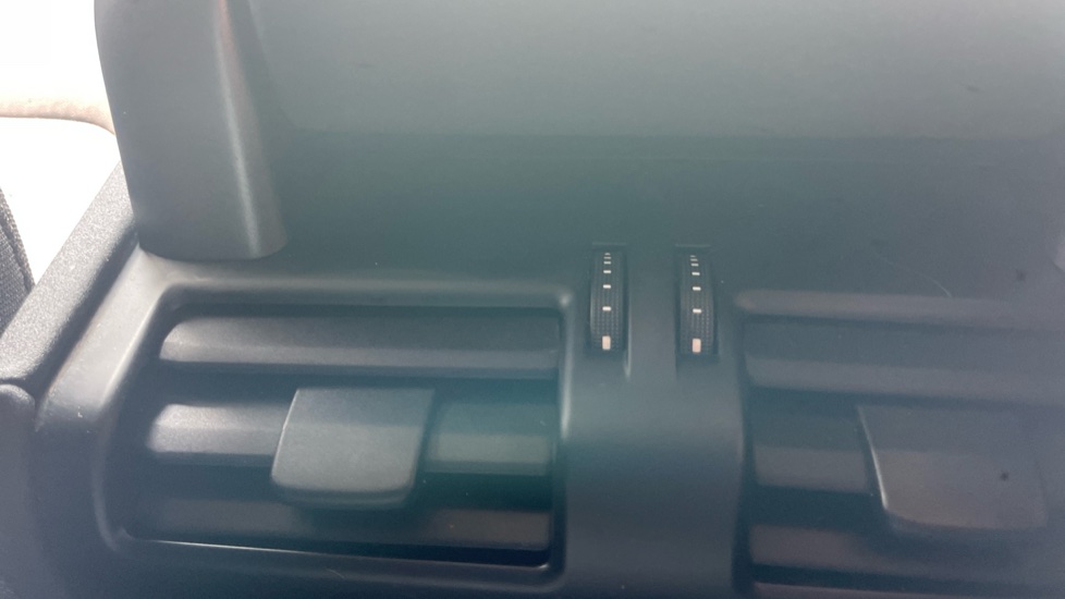 Land Rover Defender 90 Diesel 3.0 D200 Hard Top Auto - Image 18