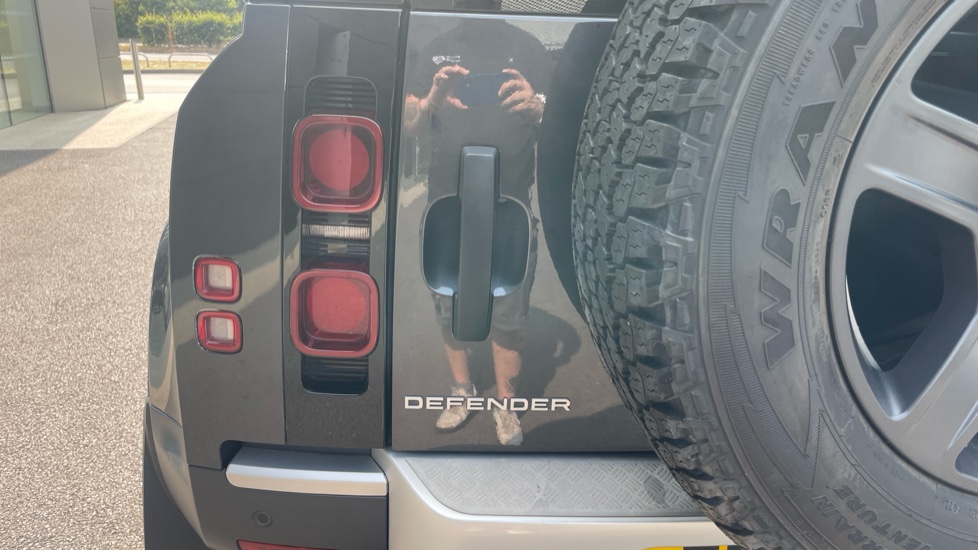 Land Rover Defender 90 Diesel 3.0 D200 Hard Top Auto - Image 19
