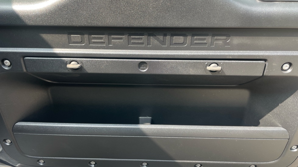 Land Rover Defender 90 Diesel 3.0 D200 Hard Top Auto - Image 23