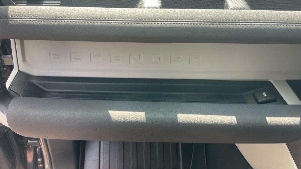 Land Rover Defender 90 Diesel 3.0 D200 Hard Top Auto - Image 30