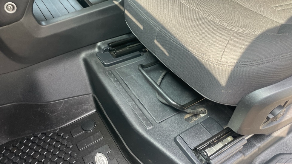 Land Rover Defender 90 Diesel 3.0 D200 Hard Top Auto - Image 35