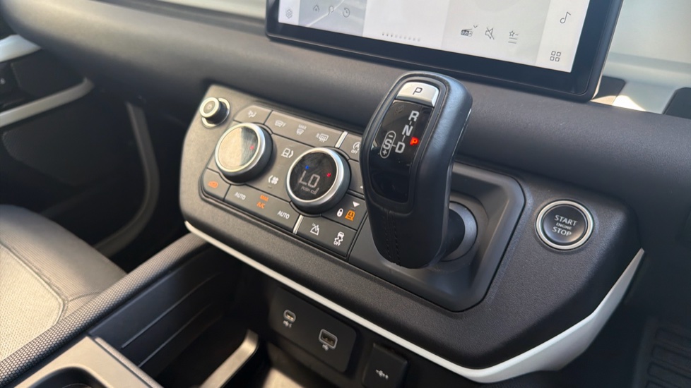 Land Rover Defender 3.0 D250 X-Dynamic SE 110 5dr Auto Diesel Estate - Image 13