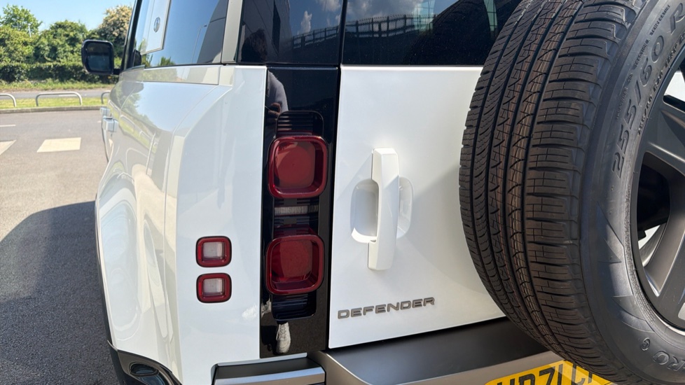 Land Rover Defender 3.0 D250 X-Dynamic SE 110 5dr Auto Diesel Estate - Image 19