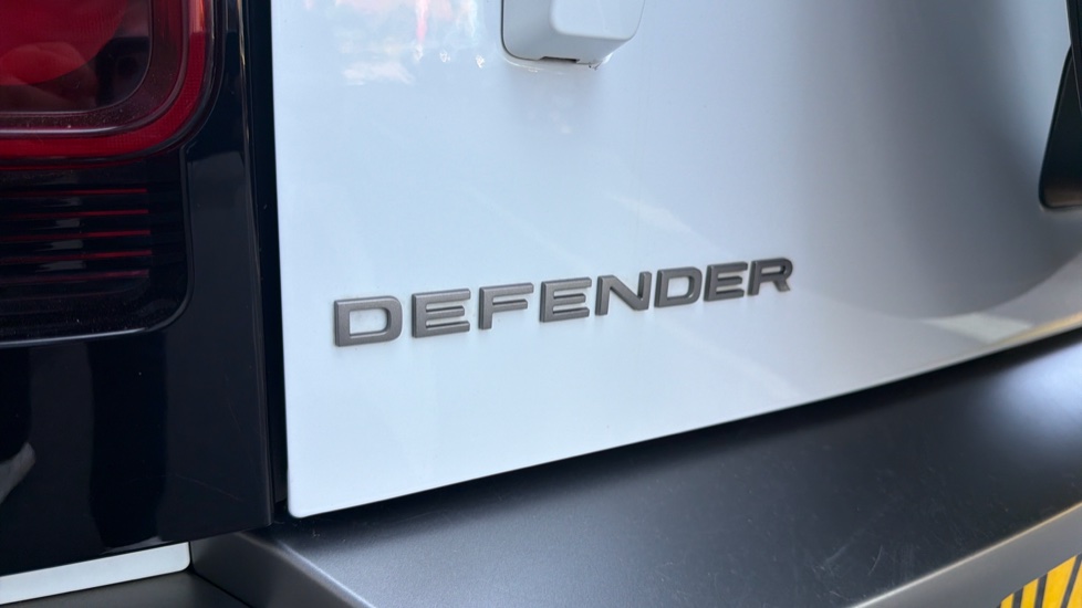 Land Rover Defender 3.0 D250 X-Dynamic SE 110 5dr Auto Diesel Estate - Image 29