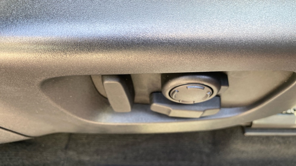 Land Rover Discovery Sport 2.0 D200 Dynamic HSE 5dr Auto [7 Seat] Diesel Station Wagon - Image 36