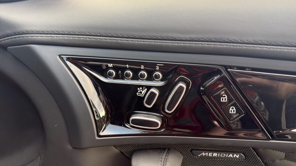 Jaguar F-Type 5.0 P450 Supercharged V8 75 2dr Auto AWD Petrol Coupe - Image 25