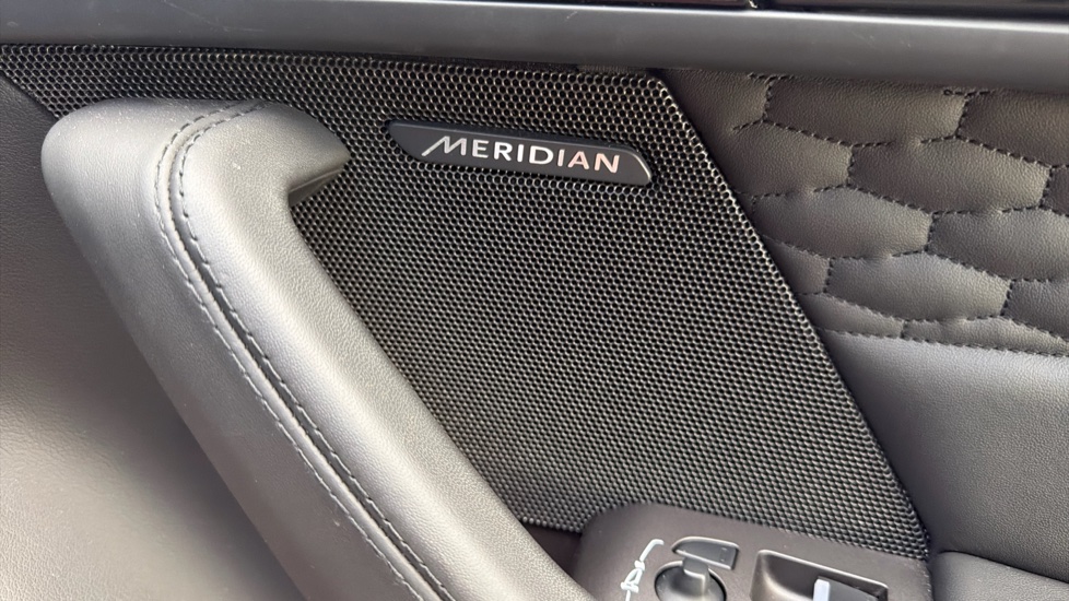Jaguar F-Type 5.0 P450 Supercharged V8 75 2dr Auto AWD Petrol Coupe - Image 26