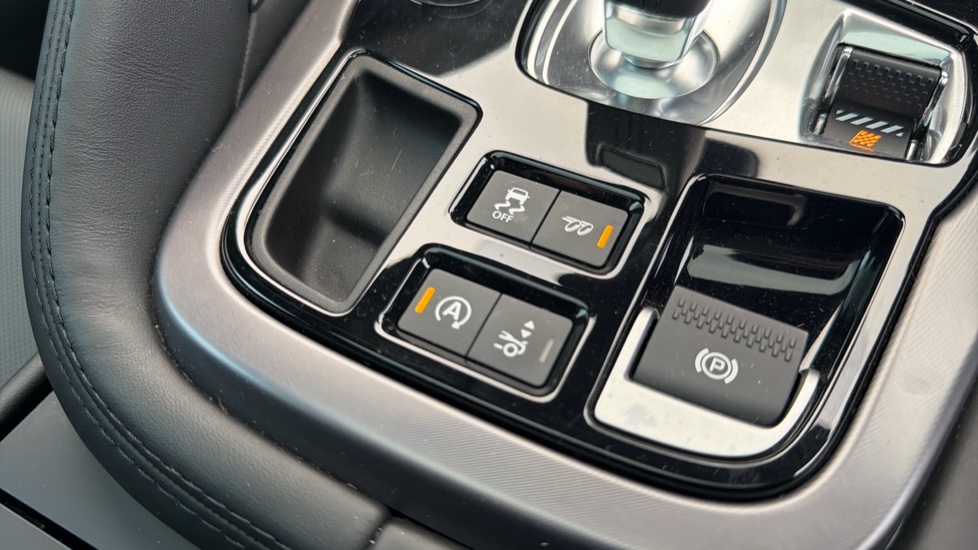 Jaguar F-Type 5.0 P450 Supercharged V8 75 2dr Auto AWD Petrol Coupe - Image 30