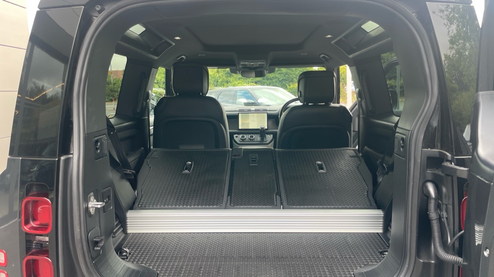 Land Rover Defender 3.0 D250 X-Dynamic HSE 90 3dr Auto Diesel Estate - Image 10