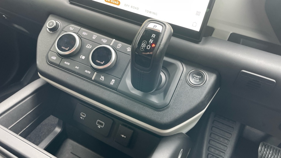 Land Rover Defender 3.0 D250 X-Dynamic HSE 90 3dr Auto Diesel Estate - Image 13