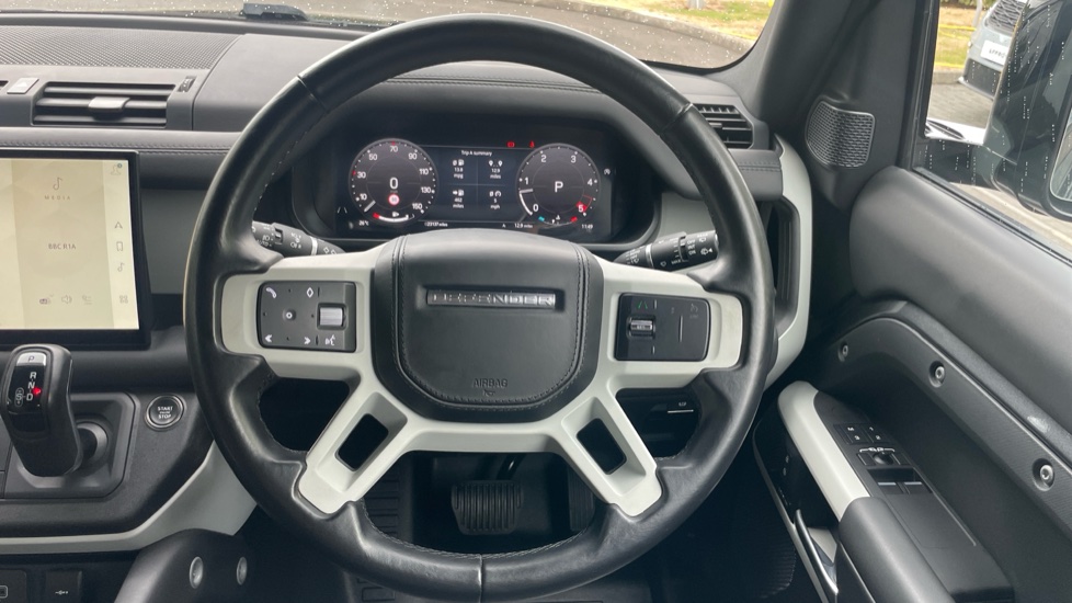 Land Rover Defender 3.0 D250 X-Dynamic HSE 90 3dr Auto Diesel Estate - Image 15