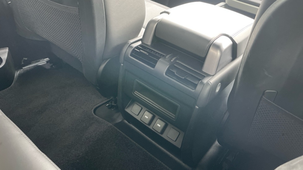 Land Rover Defender 3.0 D250 X-Dynamic HSE 90 3dr Auto Diesel Estate - Image 18