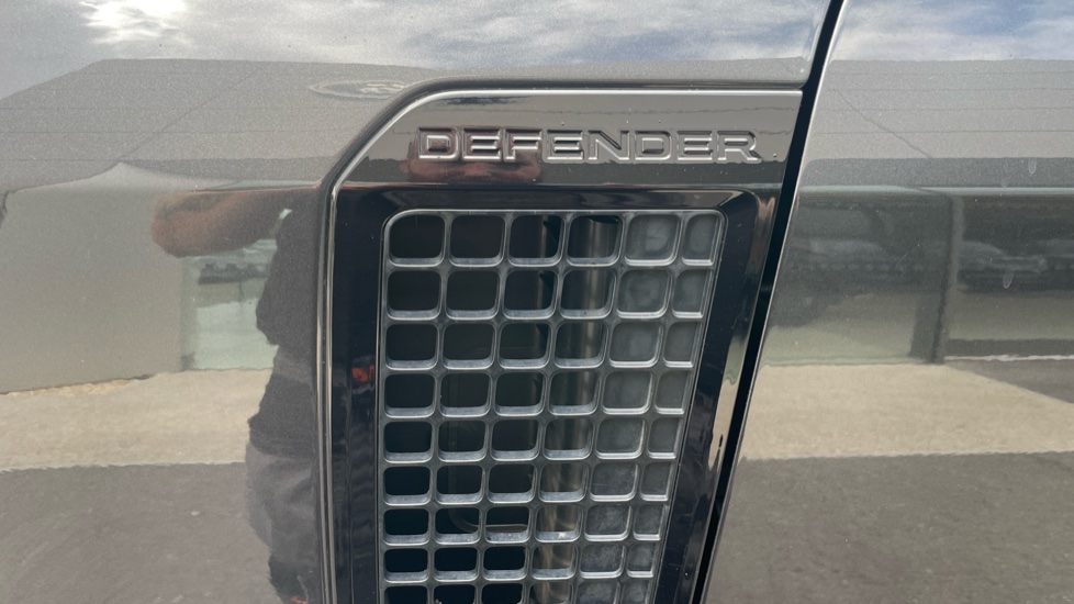 Land Rover Defender 3.0 D250 X-Dynamic HSE 90 3dr Auto Diesel Estate - Image 24