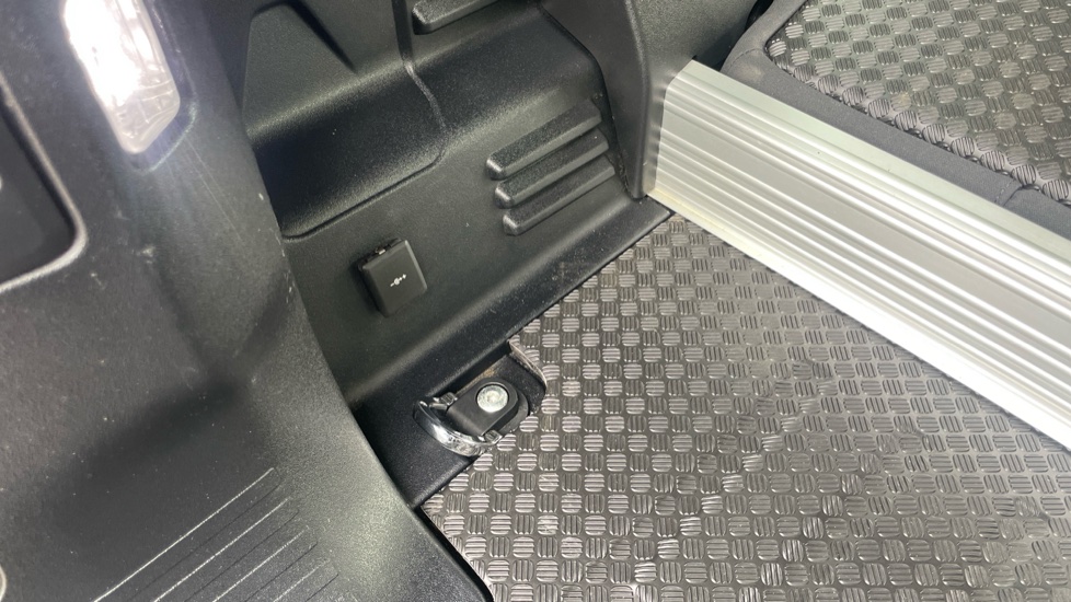 Land Rover Defender 3.0 D250 X-Dynamic HSE 90 3dr Auto Diesel Estate - Image 29