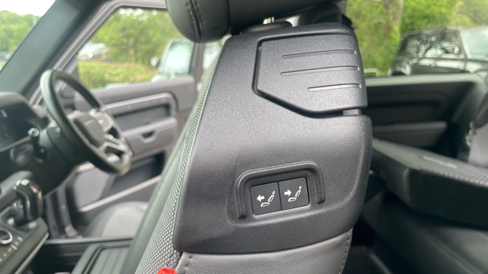 Land Rover Defender 3.0 D250 X-Dynamic HSE 90 3dr Auto Diesel Estate - Image 30