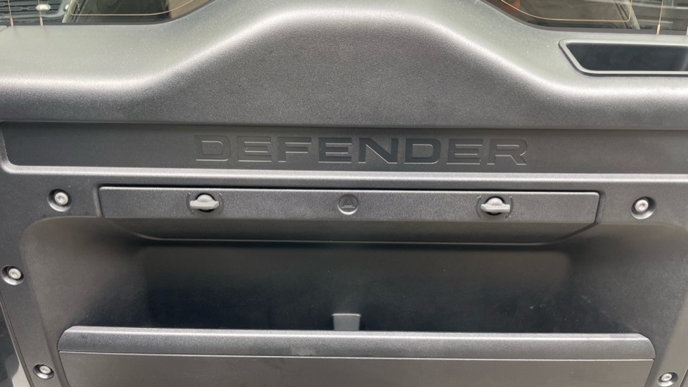 Land Rover Defender 3.0 D250 X-Dynamic HSE 90 3dr Auto Diesel Estate - Image 31
