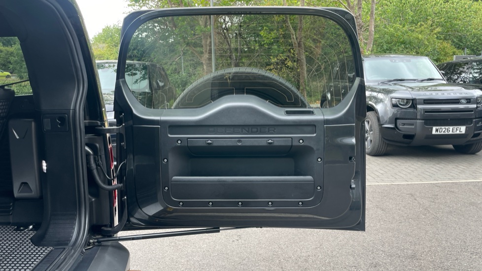 Land Rover Defender 3.0 D250 X-Dynamic HSE 90 3dr Auto Diesel Estate - Image 32