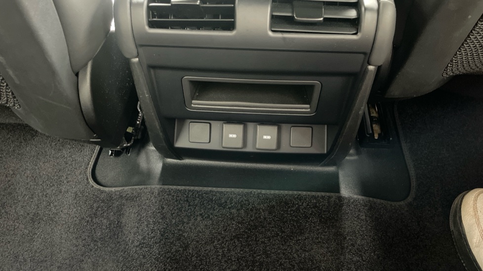 Land Rover Defender 3.0 D250 X-Dynamic HSE 90 3dr Auto Diesel Estate - Image 39