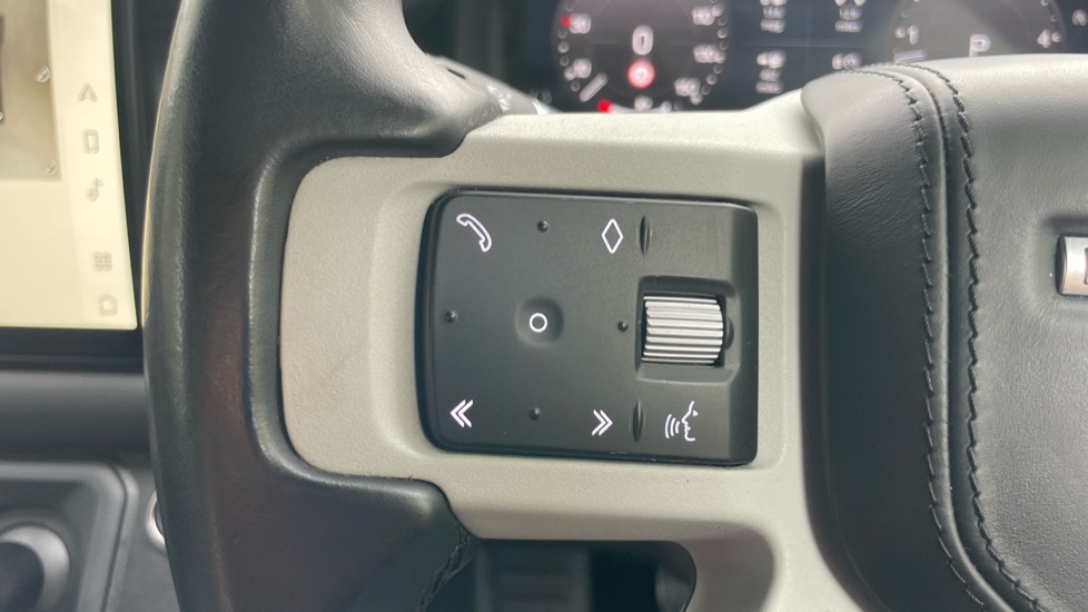 Land Rover Defender 3.0 D250 X-Dynamic HSE 90 3dr Auto Diesel Estate - Image 41
