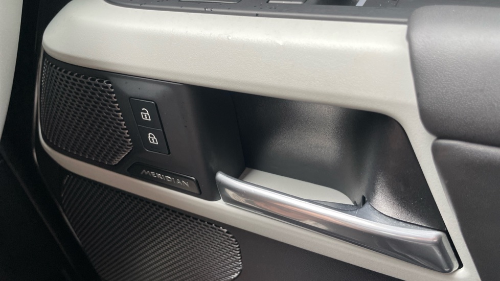 Land Rover Defender 3.0 D250 X-Dynamic HSE 90 3dr Auto Diesel Estate - Image 43