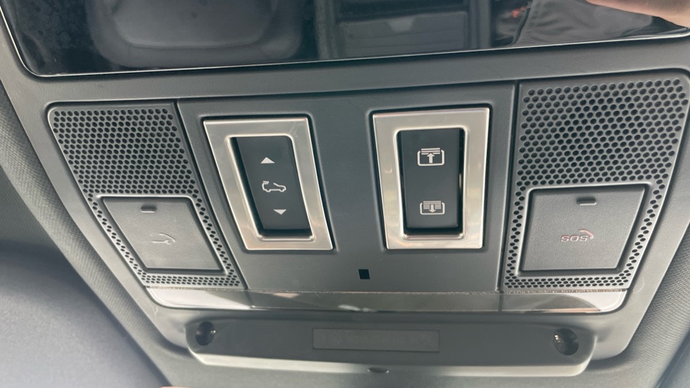 Land Rover Defender 3.0 D250 X-Dynamic HSE 90 3dr Auto Diesel Estate - Image 57