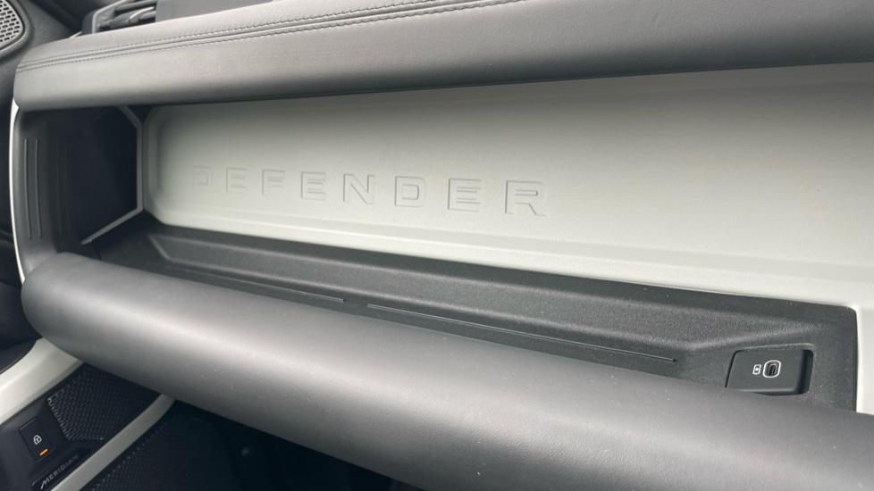 Land Rover Defender 3.0 D250 X-Dynamic HSE 90 3dr Auto Diesel Estate - Image 60