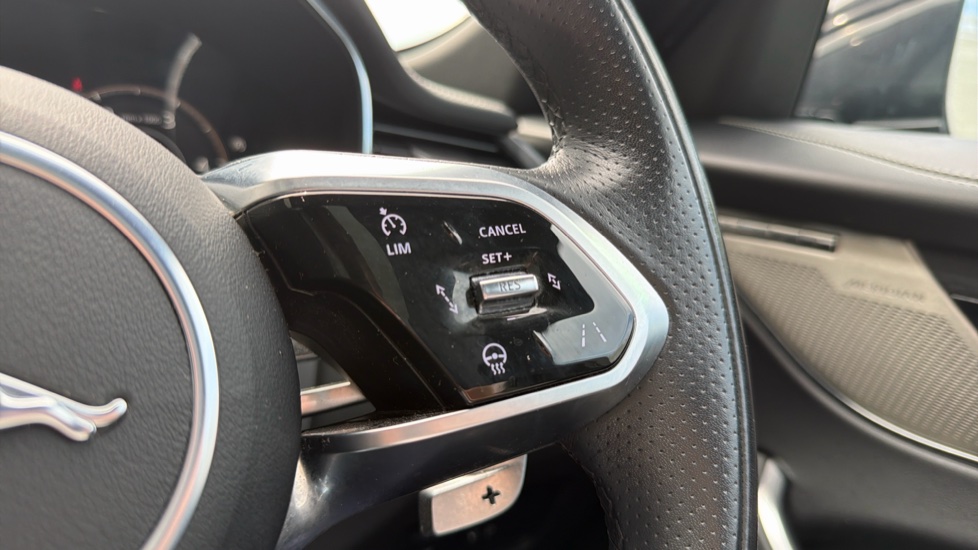 Jaguar F-Pace 3.0 D300 R-Dynamic HSE 5dr Auto AWD Diesel Estate - Image 25