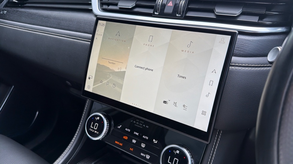 Jaguar F-Pace 3.0 D300 R-Dynamic HSE 5dr Auto AWD Diesel Estate - Image 31