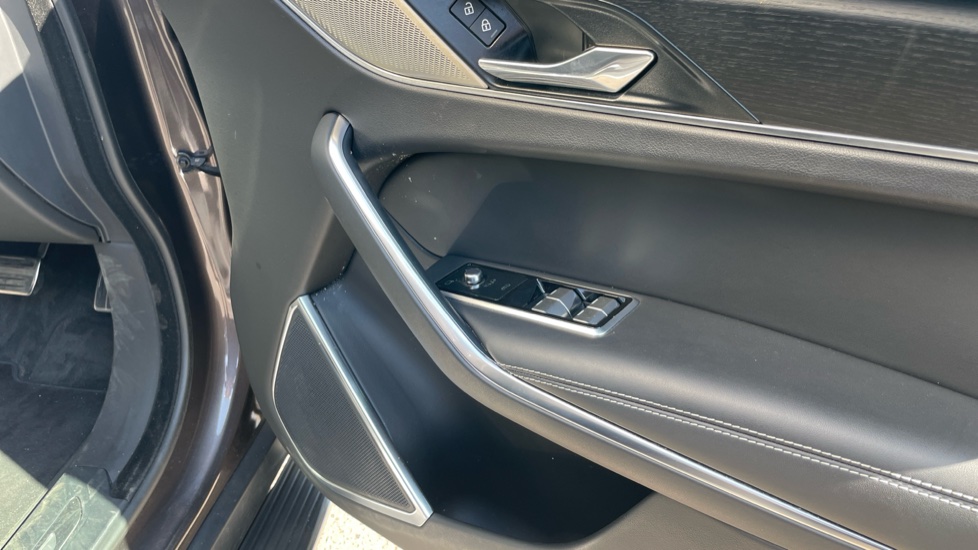 Jaguar F-Pace 3.0 D300 R-Dynamic HSE 5dr Auto AWD Diesel Estate - Image 39