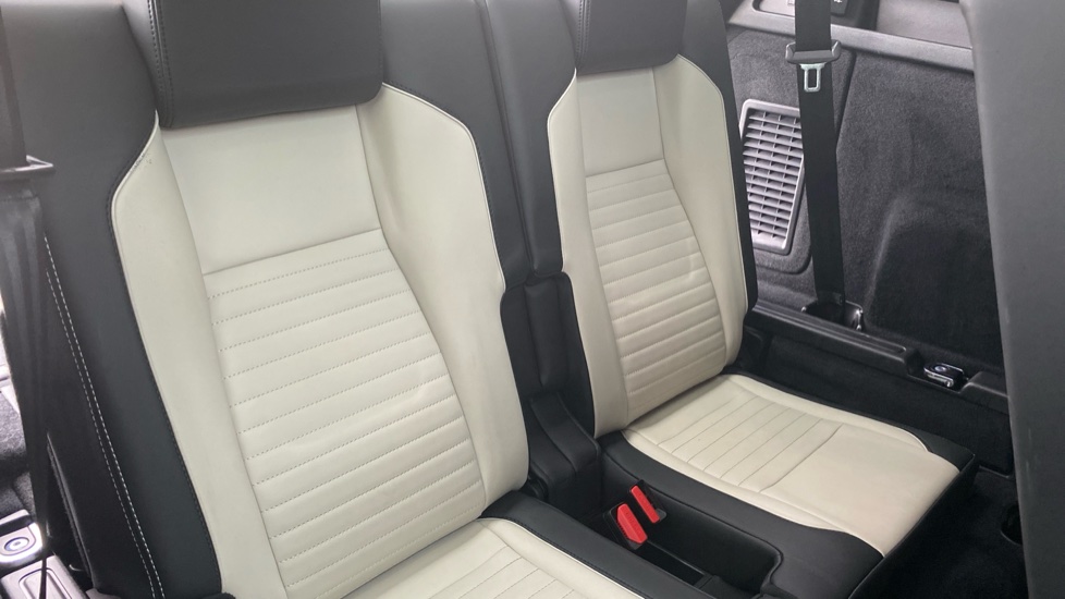Land Rover Discovery Sport 2.0 D200 Dynamic HSE 5dr Auto [7 Seat] Diesel Station Wagon - Image 27
