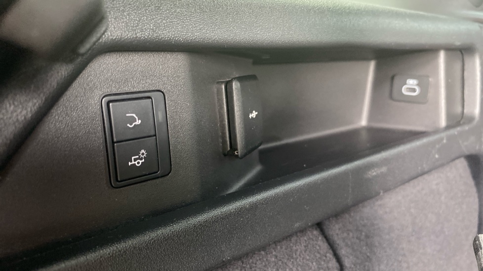Land Rover Discovery Sport 2.0 D200 Dynamic HSE 5dr Auto [7 Seat] Diesel Station Wagon - Image 30