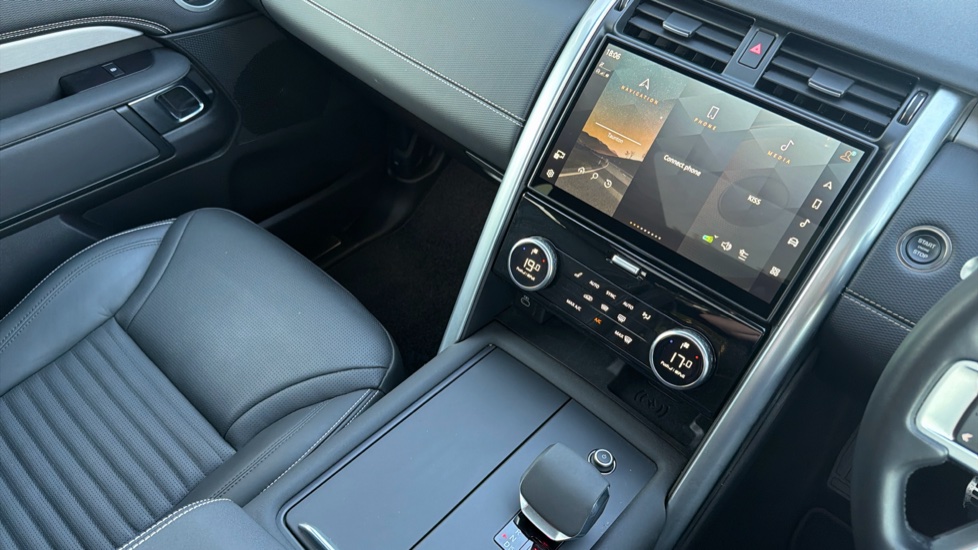 Land Rover Discovery 3.0 D350 Dynamic HSE 5dr Auto Diesel Station Wagon - Image 14