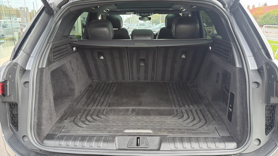 Land Rover Range Rover Sport 3.0 D300 Dynamic SE 5dr Auto Diesel Estate - Image 10