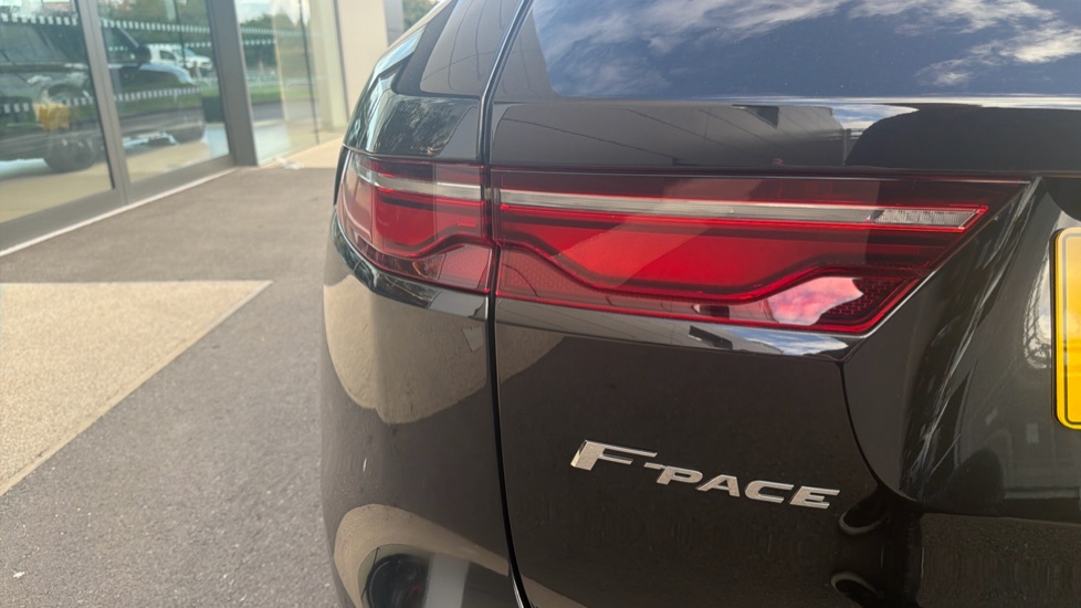 Jaguar F-Pace 2.0 D200 R-Dynamic S 5dr Auto AWD Diesel Estate - Image 19