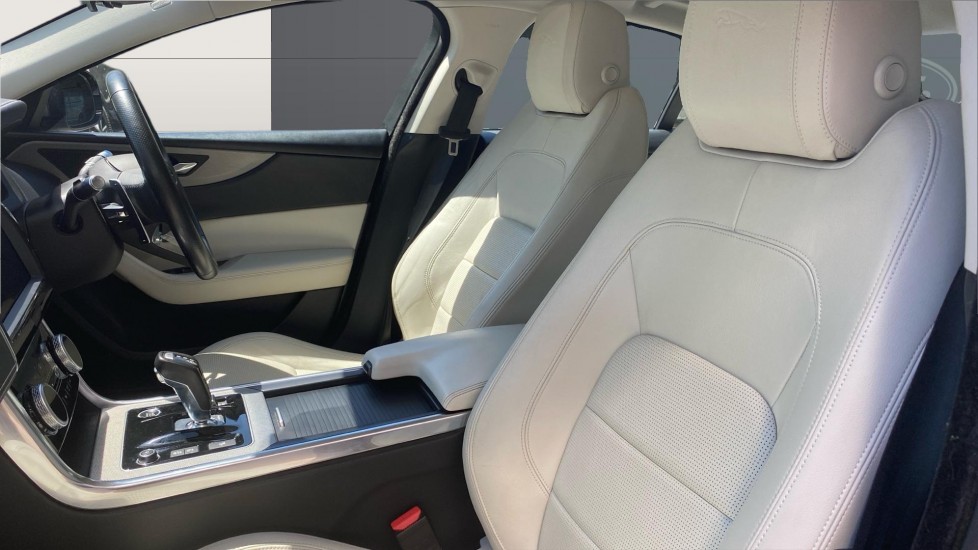 Jaguar XE 2.0d R-Dynamic SE 4dr Auto Diesel Saloon - Image 3