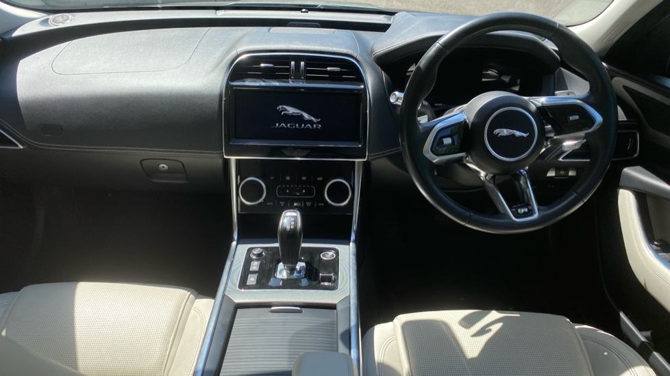 Jaguar XE 2.0d R-Dynamic SE 4dr Auto Diesel Saloon - Image 9