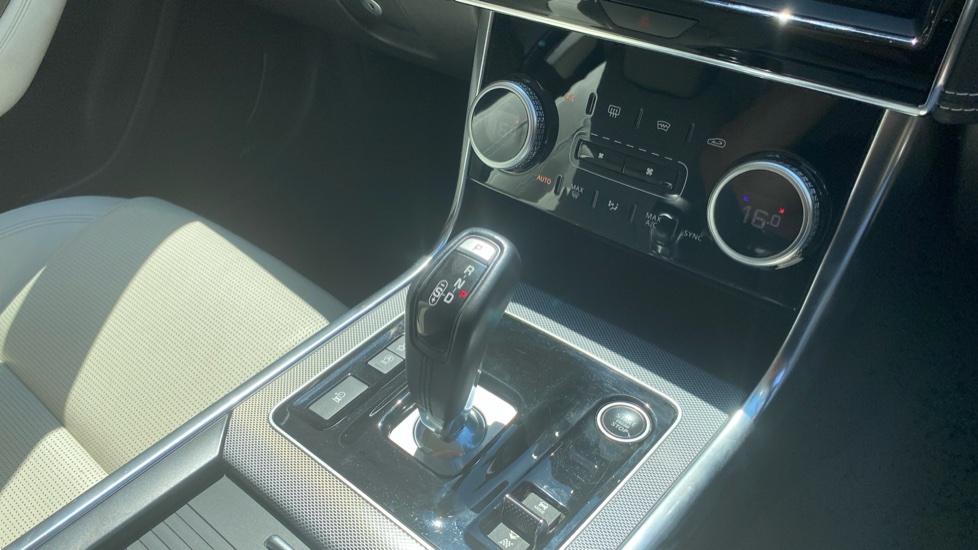 Jaguar XE 2.0d R-Dynamic SE 4dr Auto Diesel Saloon - Image 13