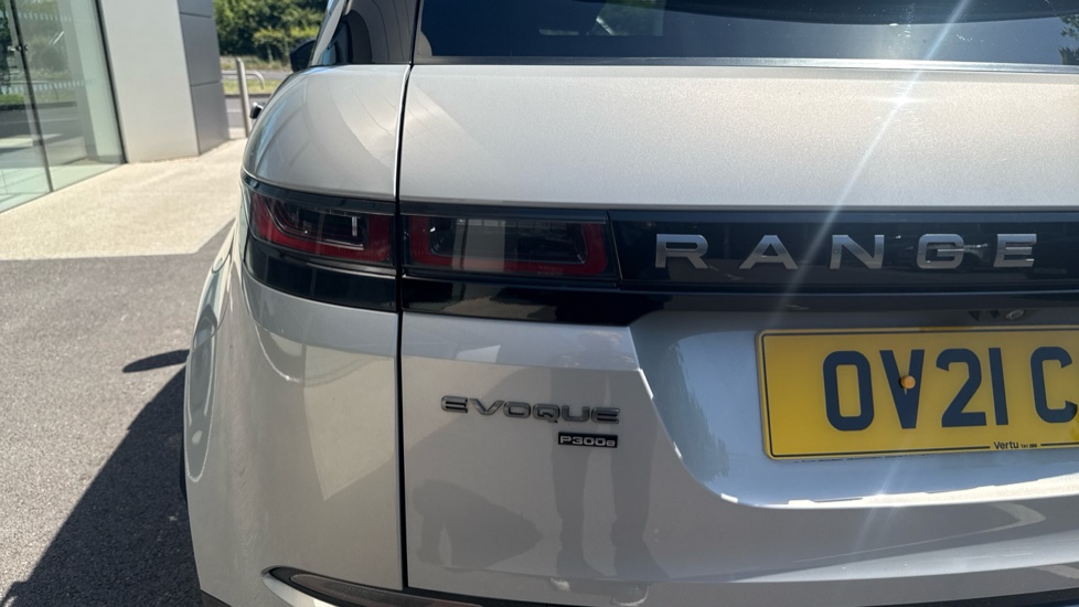Land Rover Range Rover Evoque 1.5 P300e R-Dynamic SE 5dr Auto Hatchback - Image 19